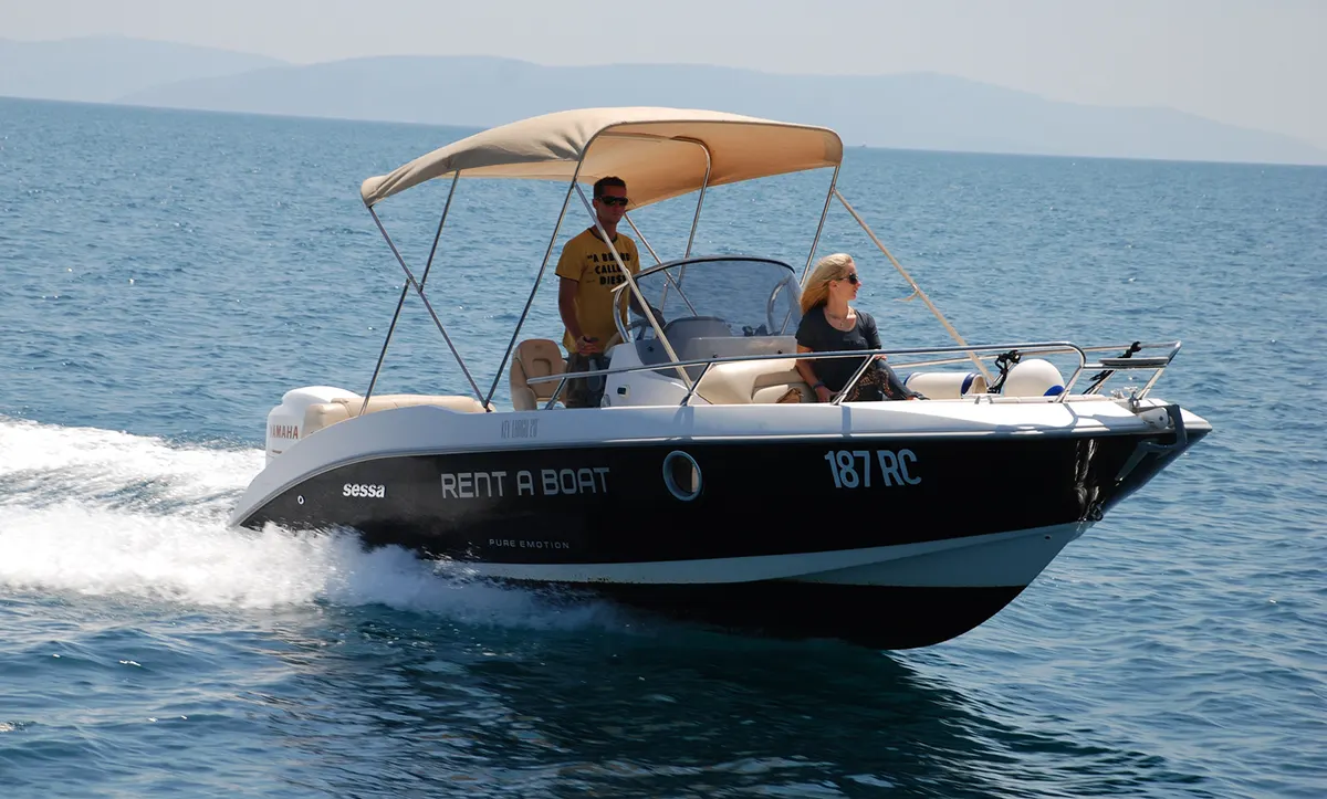 Sessa Key Largo 20 running shot — Rent-A-Boat branding visible on the hull.