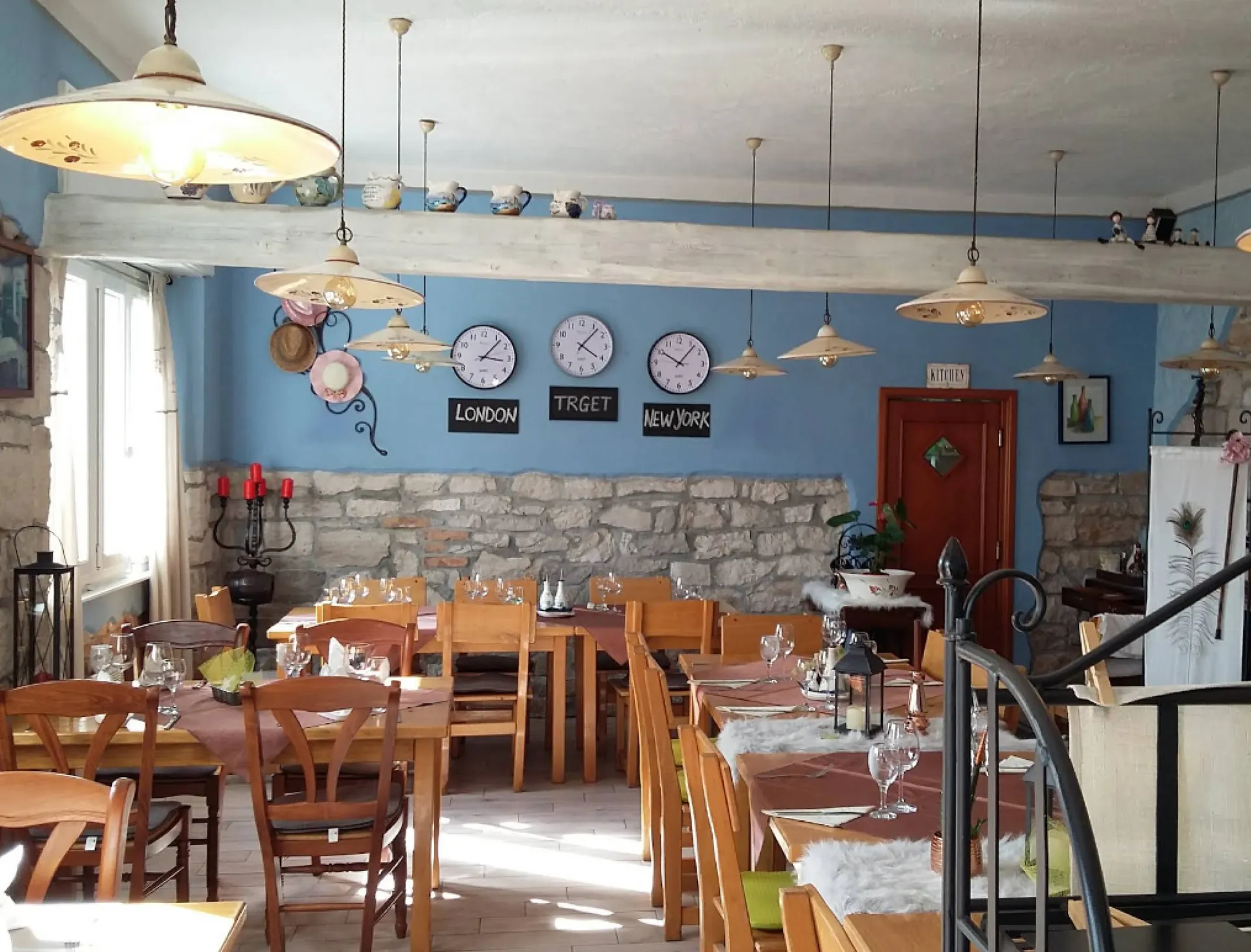 Konoba Nando, Trget — terrace table near the Raša estuary harbour.
